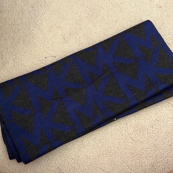 Michael Kors Logo Scarf - Picture 1 of 2